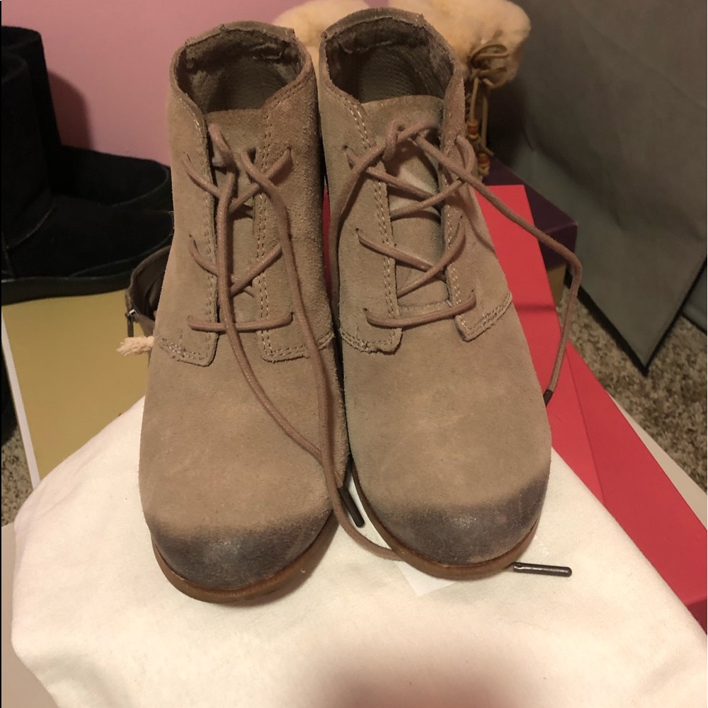 Toms Beige Sz 7 suede 3 inch heel